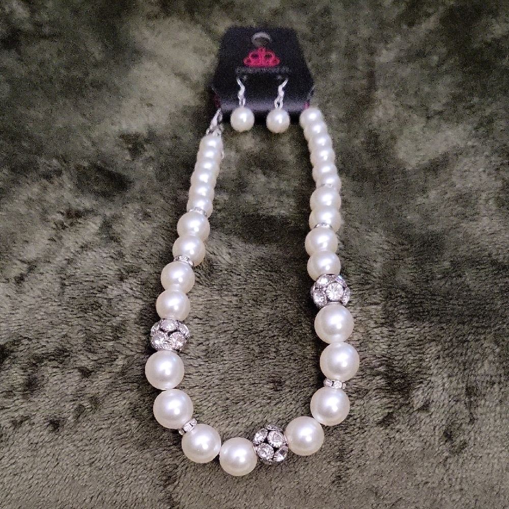 Paparazzi Silver and White Necklace Classic Pearl Design
